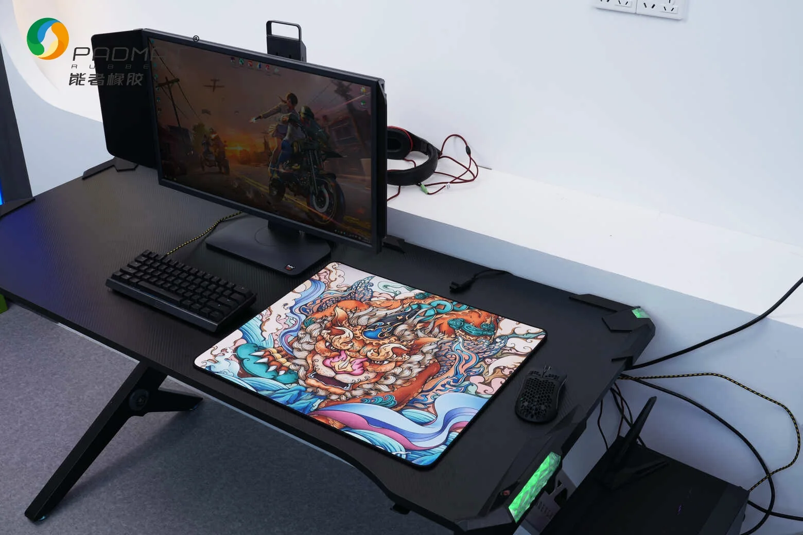 Cloth gaming mouse pad featuring a high-density bright woven fabric surface and natural rubber base for smooth control and stability.