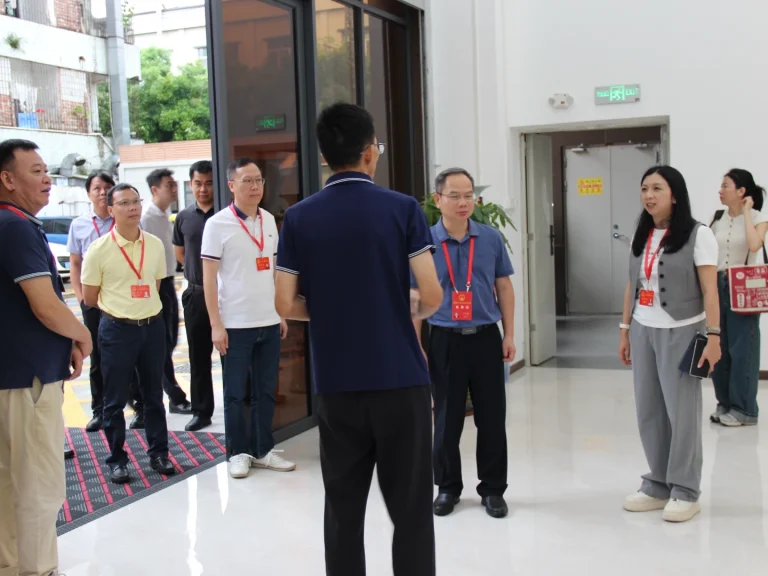 Patmat Chairman greets and receives visiting People's Congress deputies at the company lobby