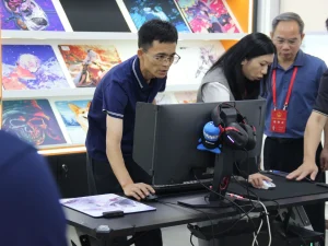 Chairman Zhou Yu demonstrates the smooth sliding performance of self-developed mouse pads for visiting People's Congress deputies at the product exhibition area