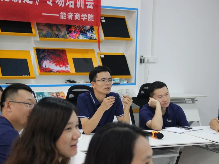 Chairman Zhou Yu and core team members of Dongguan Padmat Rubber discussing corporate culture values at the Nengzhe Business School workshop.