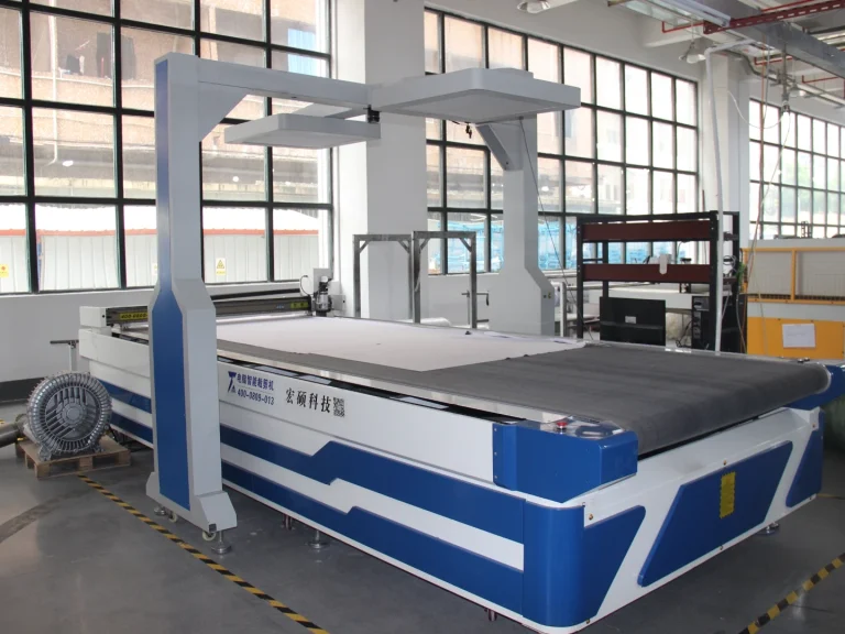 Automatic intelligent cutting equipment in production workshop, precision cutting rubber composite materials for mouse pads and desk mats